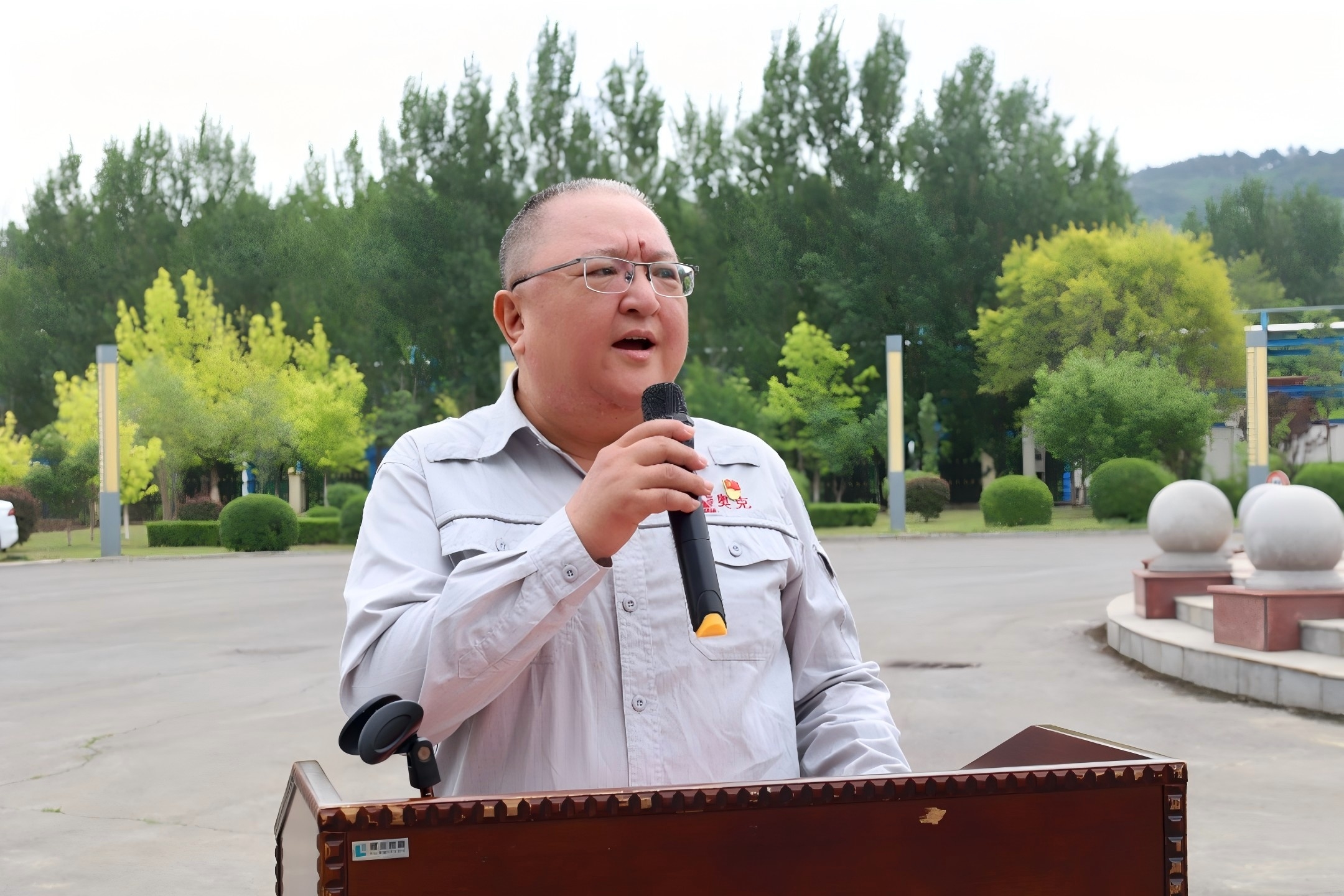 必赢242net官网股份各子公司同步举行上市16周年升旗仪式